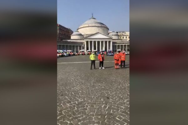 Flash mob delle ambulanze, a Napoli l’omaggio a medici e forze dell’ordine