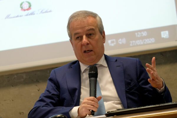 Lockdown Italia, Locatelli frena De Luca: “Terapie intensive lontane dai picchi di aprile” Lockdown Italia, Locatelli frena De Luca: “Terapie intensive lontane dai picchi di aprile”