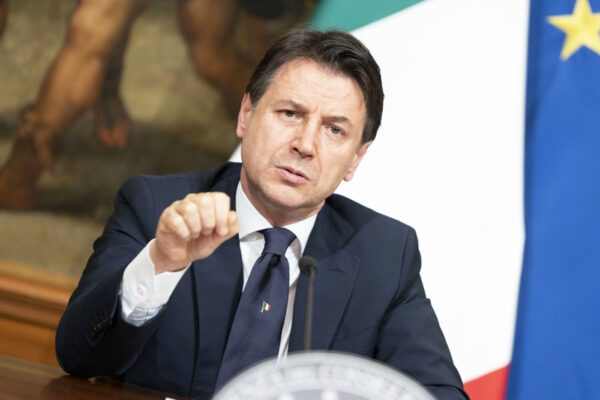 Il totalitarismo di Conte, decide lui chi possiamo vedere e chi no