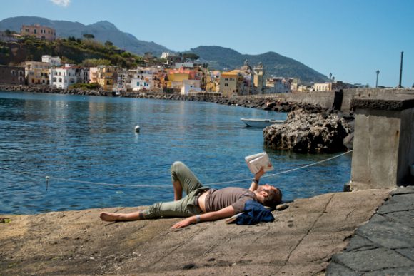 _DSC3212, Ischia, Naples, Italy 04/2013, ITALY-10513. Man lays and reads on Italian coastline. Steve McCurry.
SENDING TO MAGNUM
retouched_Sonny Fabbri 08/04/2016 (Fonte: stevemccurry.org)