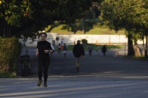 Nuova ordinanza di De Luca: stretta sul jogging, ufficializzati gli orari per bar e ristoranti