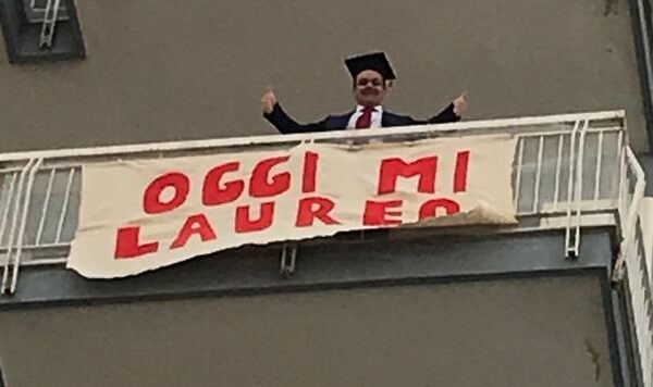 Si laurea online e il quartiere partecipa dal balcone: “Quando condividi le emozioni non esiste distanza”