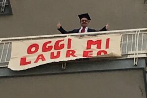 Si laurea online e il quartiere partecipa dal balcone: “Quando condividi le emozioni non esiste distanza”
