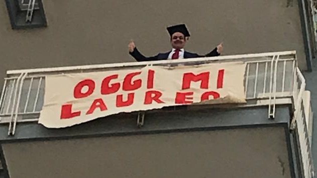 Si laurea online e il quartiere partecipa dal balcone: “Quando condividi le emozioni non esiste distanza”