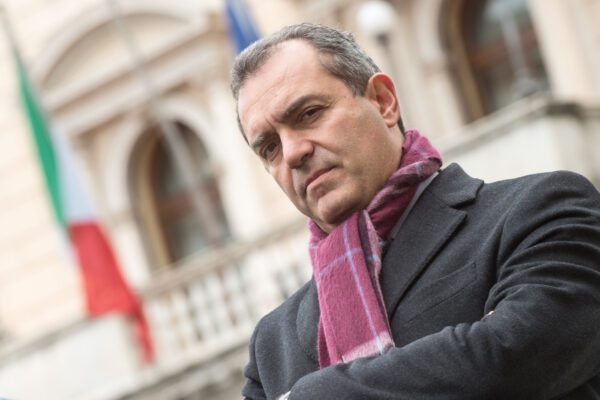 Liquidità dimezzata, nessuna manovra può salvare Napoli