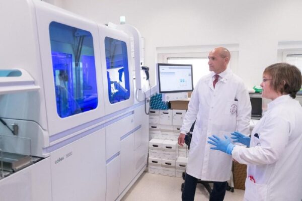 Cornavirus, arrivano i robot da 800 tamponi al giorno