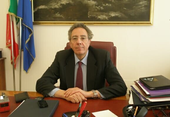 Coronavirus, il prefetto Valentini: “Napoli città responsabile ma servono più militari”