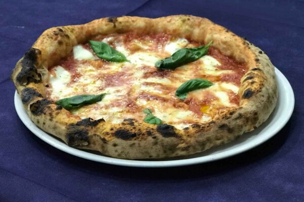 Pizze a domicilio, De Luca rinvia decisione sulla riapertura al delivery in Campania