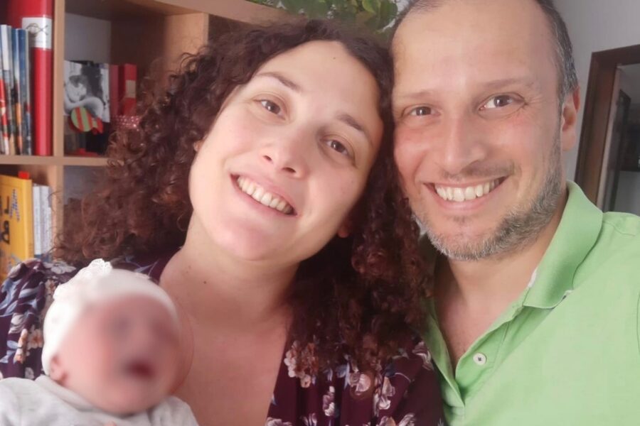 In terapia intensiva dopo il parto, Mariangela e la figlia si abbracciano per la prima volta dopo 18 giorni