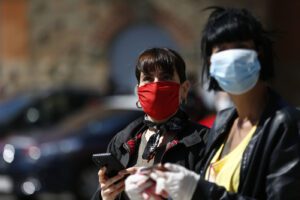 Mascherine fatte in casa, ecco quali sono i materiali migliori