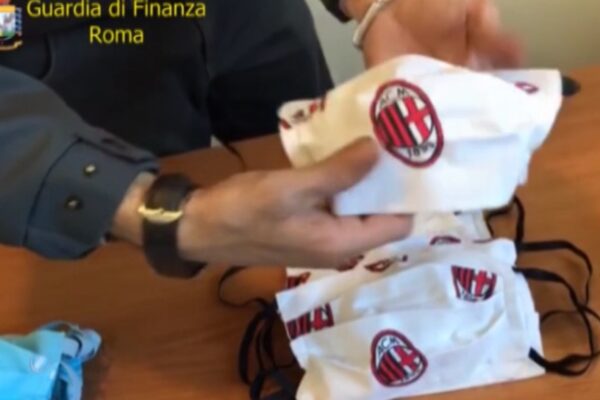 Sequestrate mascherine doppiamente ‘tarocche’: non a norma e con i loghi di squadre di Serie A
