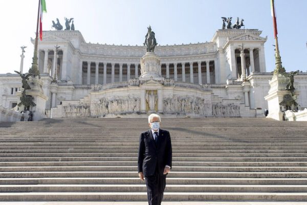 Il Presidente della Repubblica Sergio Mattarella depone una corona d’alloro sulla Tomba del Milite Ignoto, nel 75° anniversario della Liberazione, 25 aprile 2020.
(Foto di Paolo Giandotti – Ufficio per la Stampa e la Comunicazione della Presidenza della Repubblica) © https://www.ilpost.it/wp-content/uploads/2020/04/Mattarella_01-1.jpg