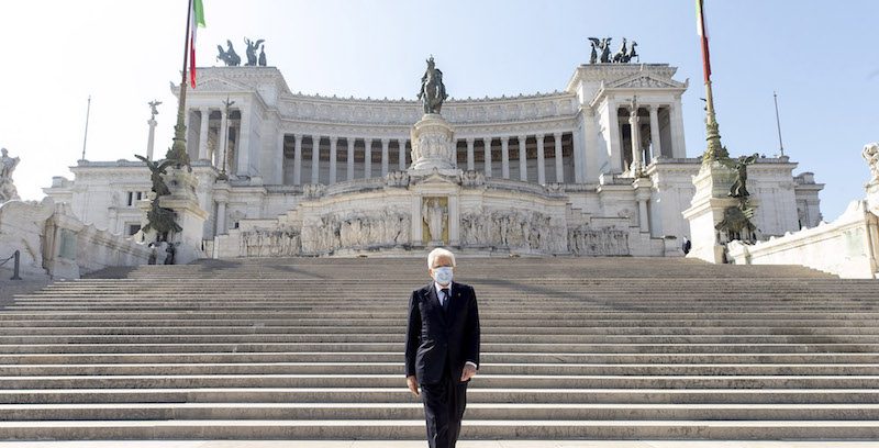 Il Presidente della Repubblica Sergio Mattarella depone una corona d’alloro sulla Tomba del Milite Ignoto, nel 75° anniversario della Liberazione, 25 aprile 2020.
(Foto di Paolo Giandotti – Ufficio per la Stampa e la Comunicazione della Presidenza della Repubblica) © https://www.ilpost.it/wp-content/uploads/2020/04/Mattarella_01-1.jpg