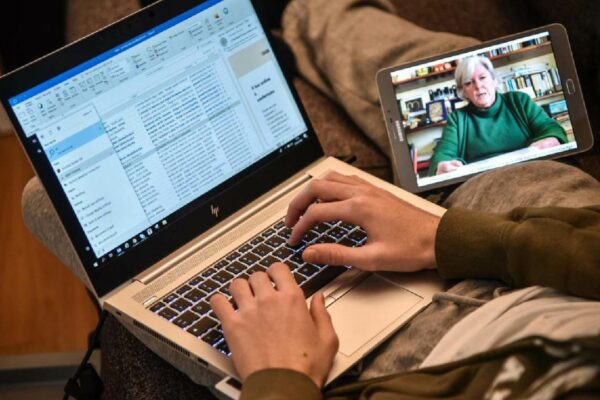 Mattarella firma il decreto scuola: la maturità diventa un colloquio online