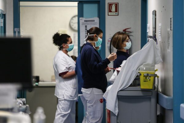 La strage dei medici, sale a 100 il numero dei morti in Italia per Coronavirus