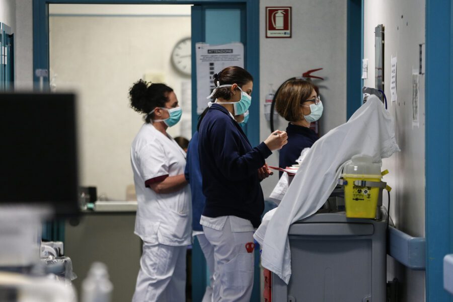 La strage dei medici, sale a 100 il numero dei morti in Italia per Coronavirus