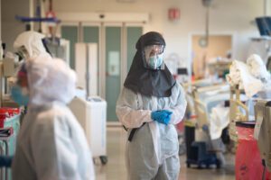 Storia di Donatella, che per un giudice non può essere infermiera e madre e di altri presunti ‘untori’