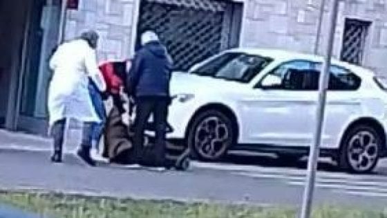 Chiede ricetta a medico, anziano preso a schiaffi e calci: “Radiatelo”