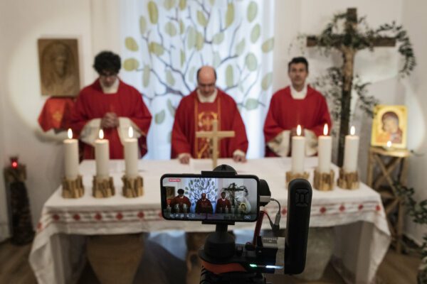 Fase 2, la reazione durissima dei vescovi contro il governo: “Violata la libertà di culto”