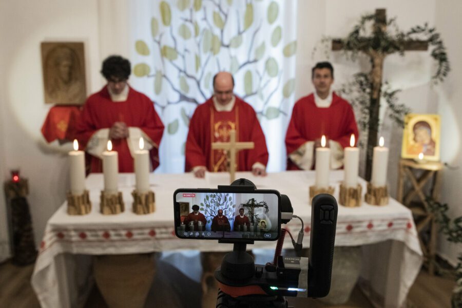 Fase 2, la reazione durissima dei vescovi contro il governo: “Violata la libertà di culto”