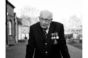 Il capitano Tom fa 100 anni: la sua “maratona” ha raccolto più di 32 milioni