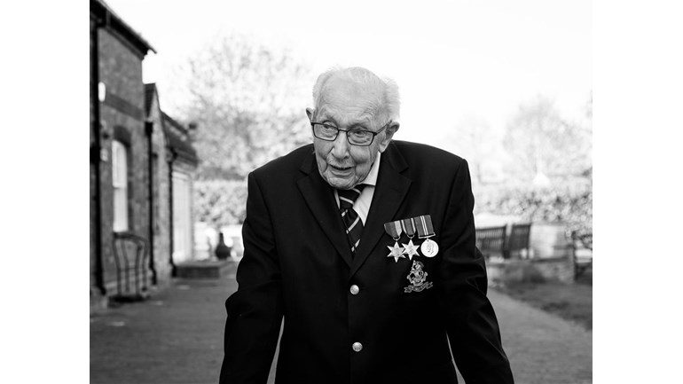 Il capitano Tom fa 100 anni: la sua “maratona” ha raccolto più di 32 milioni