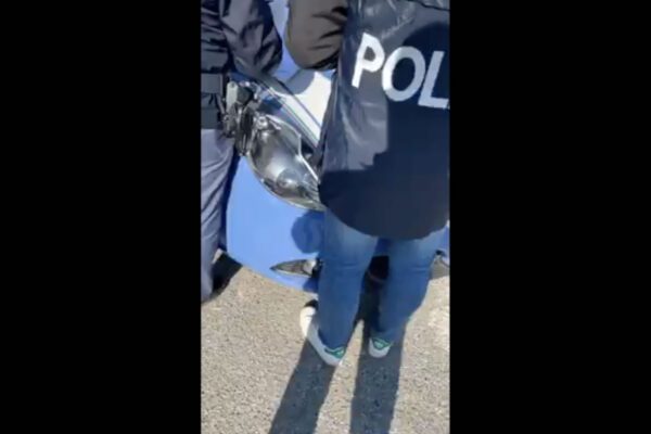 Esce di casa e viene multato, si giustifica: “Sono andato a consumare un rapporto sessuale”