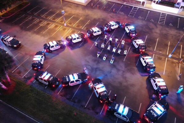 Un cuore per i medici: l’omaggio della polizia a chi combatte il Covid-19