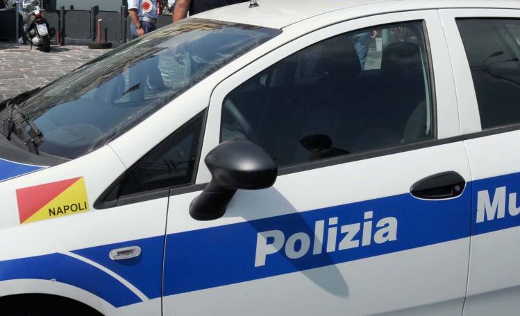 Grave incidente a Napoli, giovane in prognosi riservata: uomo indagato per omissione di soccorso