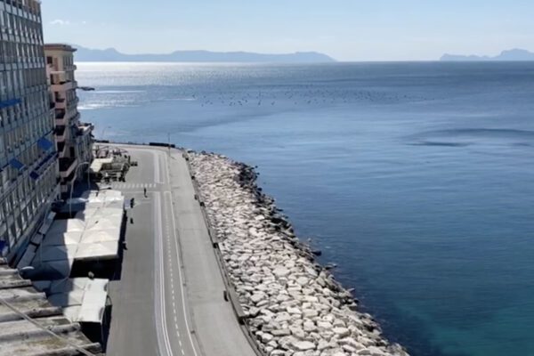 Il mare limpido di Napoli ai tempi del Coronavirus