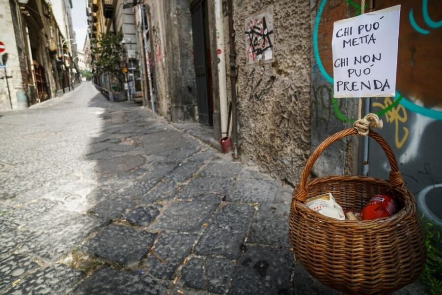 The Guardian duro con gli italiani: “Non cantano più perché non possono mangiare”