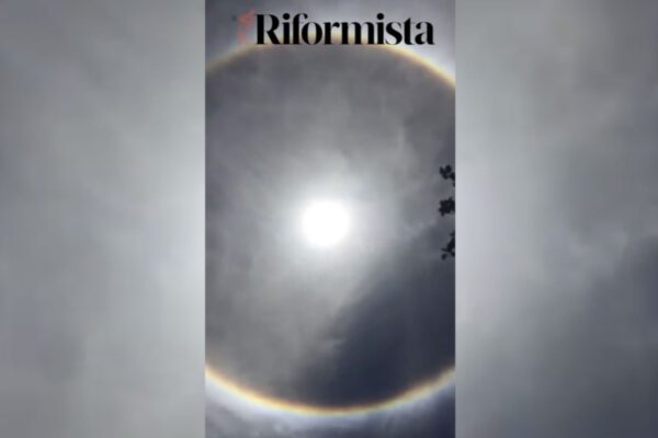 Doppio arcobaleno in cielo, parelio il rarissimo fenomeno atmosferico