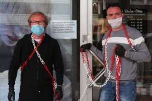 Parrucchieri incatenati per protesta contro Conte: “Siamo più sicuri degli autobus, vogliamo aprire”