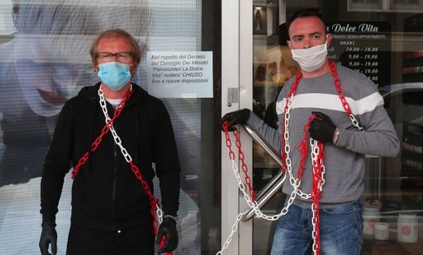 Parrucchieri incatenati per protesta contro Conte: “Siamo più sicuri degli autobus, vogliamo aprire”