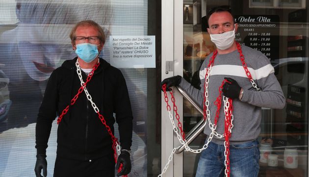 Parrucchieri incatenati per protesta contro Conte: “Siamo più sicuri degli autobus, vogliamo aprire”