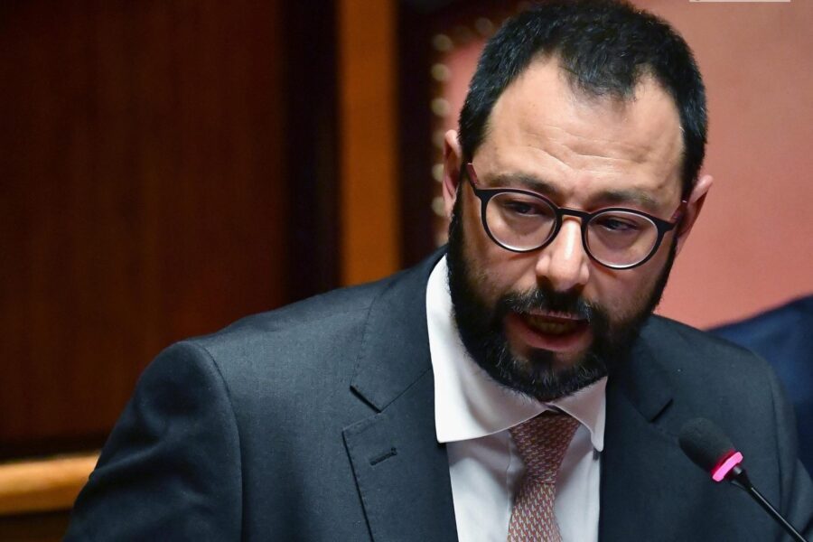 Minacce no vax al ministro Patuanelli, inviata una lettera contenente una sostanza non identificata