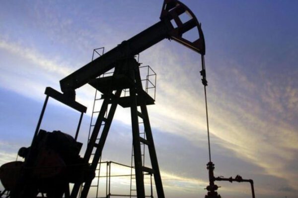 Tutti a casa, il coronavirus rende inutile il petrolio: crollo storico