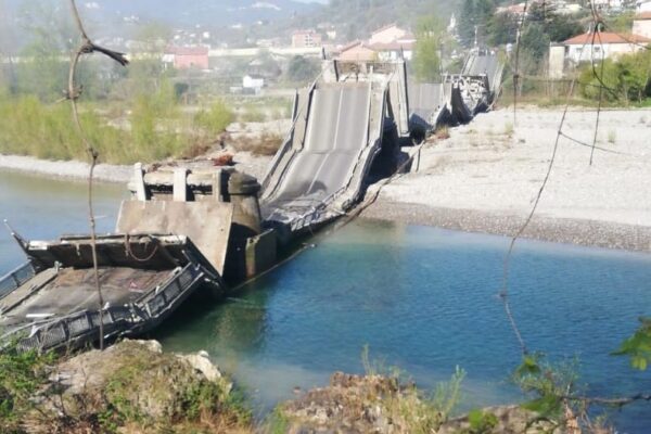 Crolla ponte in Toscana, viadotto spezzato sul fiume Magra: ferito autista