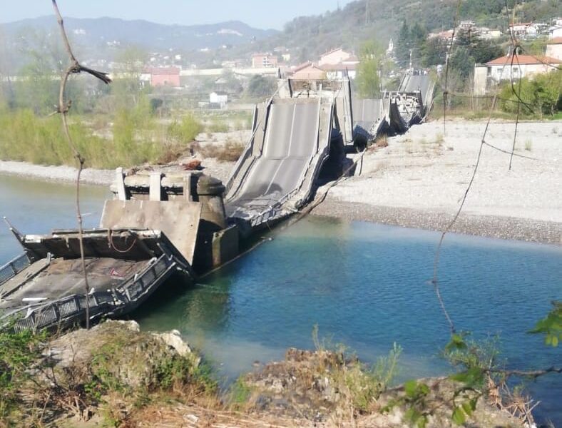 Crolla ponte in Toscana, viadotto spezzato sul fiume Magra: ferito autista