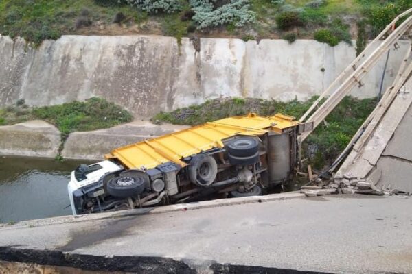 Ponte crolla mentre passa un camion, sfiorata la tragedia