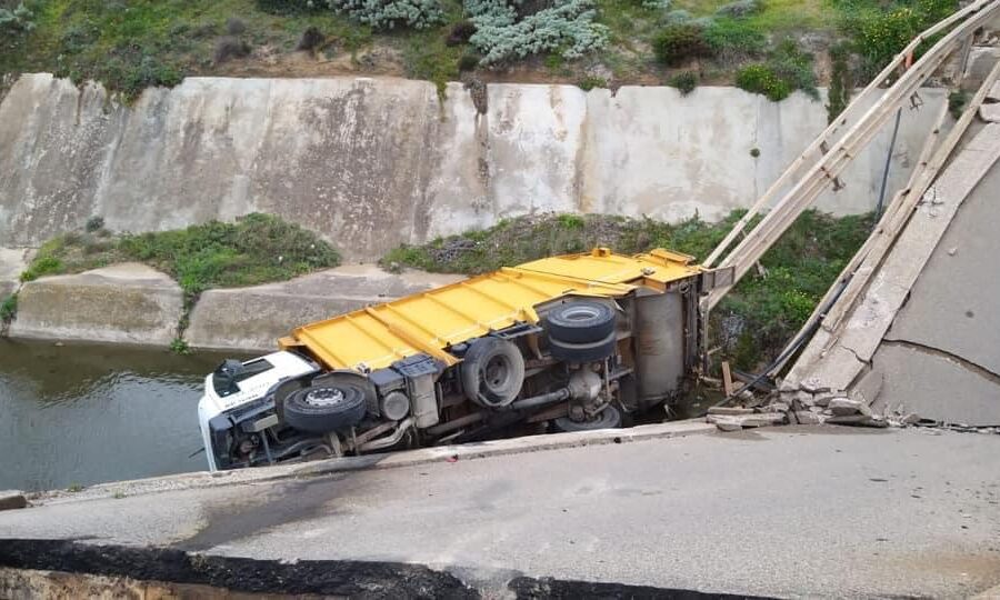 Ponte crolla mentre passa un camion, sfiorata la tragedia