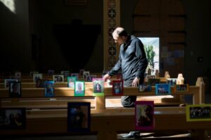 Messe vietate, la trovata geniale del parroco: “Così è gremita di fedeli”