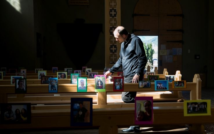 Messe vietate, la trovata geniale del parroco: “Così è gremita di fedeli”