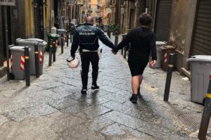 Ragazzo autistico si perde a Napoli, agente di polizia lo prende per mano e lo riporta dalla mamma
