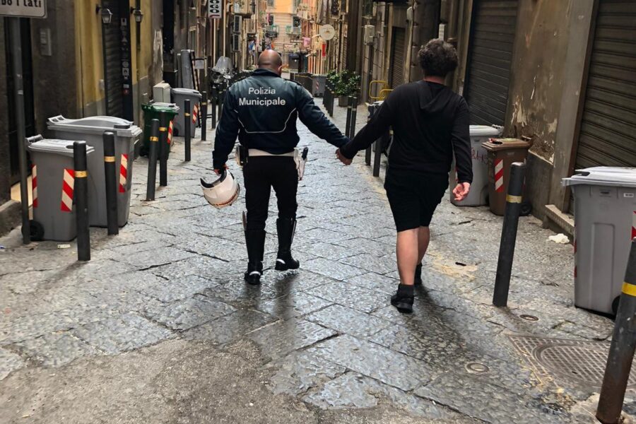 Ragazzo autistico si perde a Napoli, agente di polizia lo prende per mano e lo riporta dalla mamma