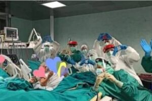 Sandra e Giancarlo, nozze d’oro fianco a fianco in ospedale: l’amore più forte del coronavirus