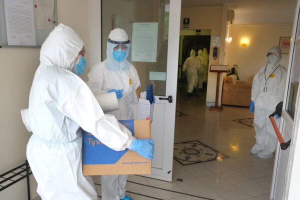 La tragedia delle case per anziani: “In diversi paesi europei il 50% dei decessi totali è avvenuto lì”