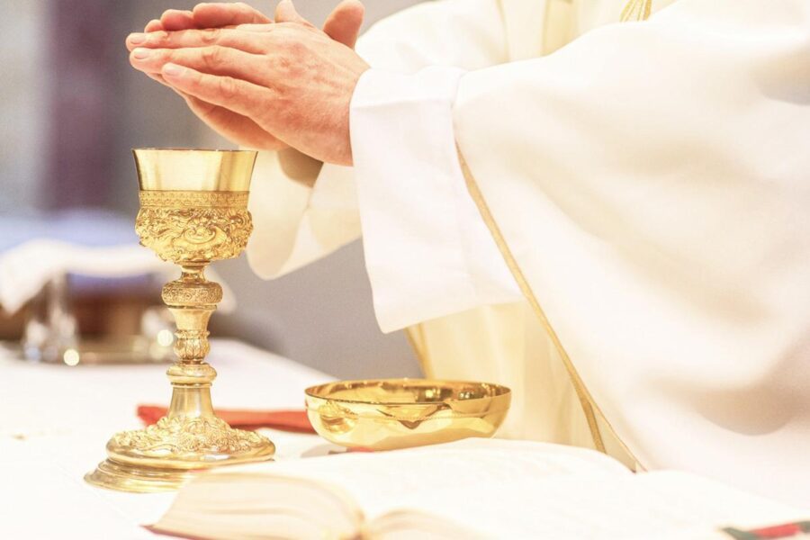 Il governo non può toglierci la possibilità di vivere i sacramenti