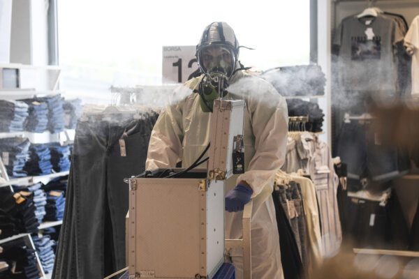 Coronavirus, il calendario della Fase 2: quattro date per la riapertura di industrie e negozi