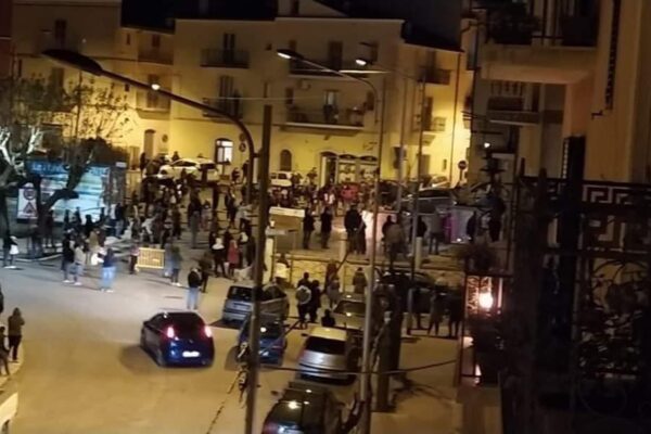 Coronavirus, folla per il Venerdì Santo: più di 200 persone in strada